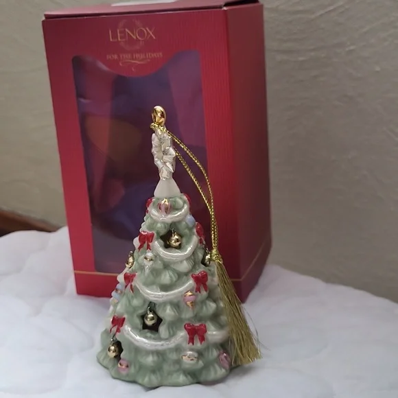 Lenox "2010 Annual Christmas Ornament" - Picture 1 of 7